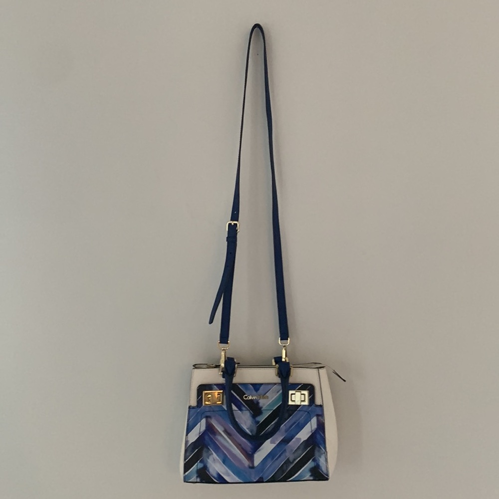 CALVIN KLEIN Crossbody satchel - White w/ blue Chevron  pattern & gold details. - Picture 9 of 16